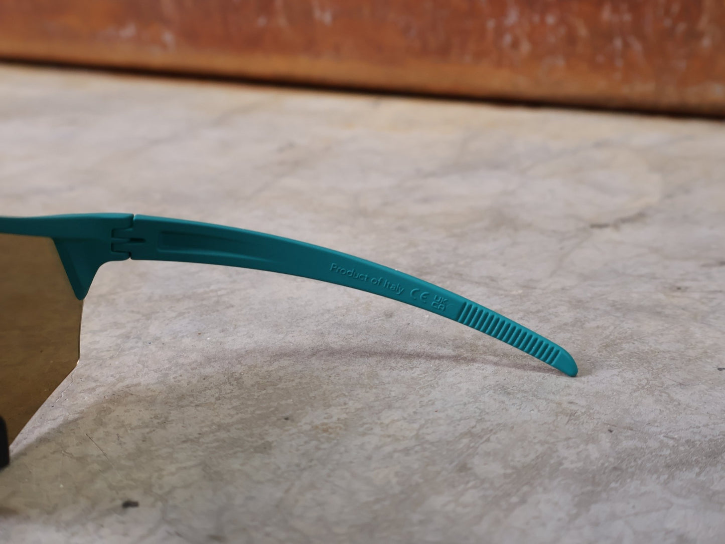 Brillen von Koo, KOO ALIBI BRILLE – PERSIAN GREEN MATT / ORANGE MIRROR vor USEDBIKES - OB.DE Hintergrund