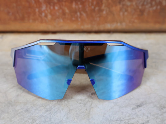 Brillen von Koo, KOO RED BULL - BORA HANSGROHE ALIBI LARGE SONNENBRILLE / TURQUOISE MIRROR vor USEDBIKES - OB.DE Hintergrund