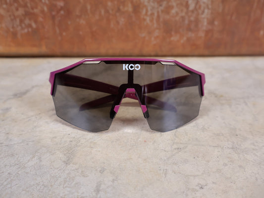 Brillen von Koo, KOO RED BULL - BORA HANSGROHE ALIBI PRO SONNENBRILLE / MAGLIA CICLAMINO vor USEDBIKES - OB.DE Hintergrund