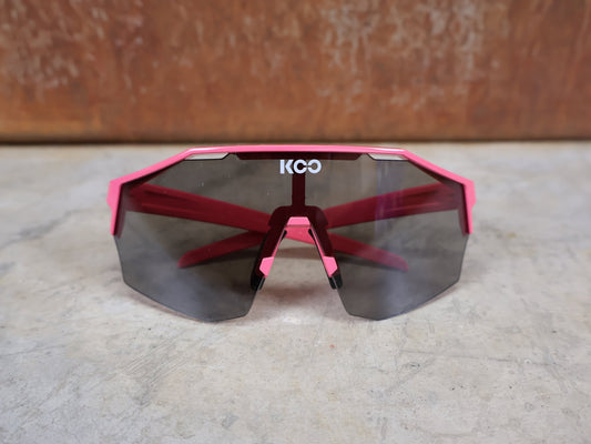 Brillen von Koo, KOO RED BULL - BORA HANSGROHE ALIBI PRO SONNENBRILLE / MAGLIA CICLAMINO / PINK vor USEDBIKES - OB.DE Hintergrund