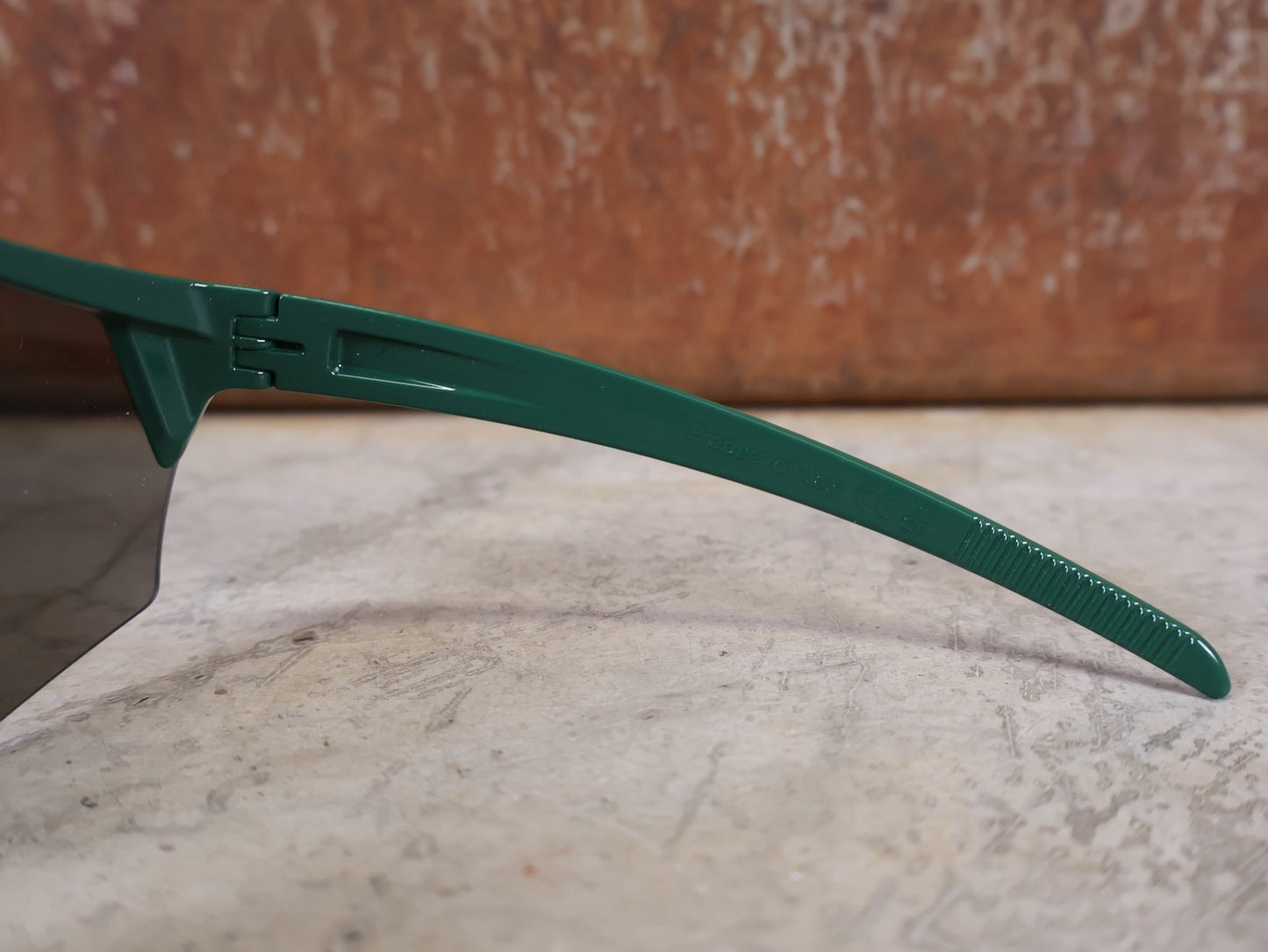 Brillen von Koo, KOO RED BULL - BORA HANSGROHE ALIBI PRO SONNENBRILLE / TOUR DE FRANCE GRÜN vor USEDBIKES - OB.DE Hintergrund