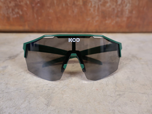 Brillen von Koo, KOO RED BULL - BORA HANSGROHE ALIBI PRO SONNENBRILLE / TOUR DE FRANCE GRÜN vor USEDBIKES - OB.DE Hintergrund