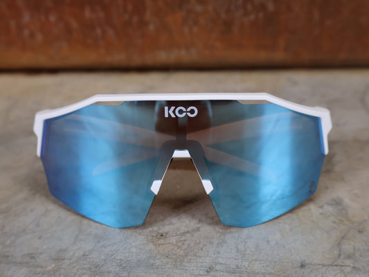 Brillen von Koo, KOO RED BULL - BORA HANSGROHE ALIBI SONNENBRILLE / LEADER EDITION WEIß vor USEDBIKES - OB.DE Hintergrund