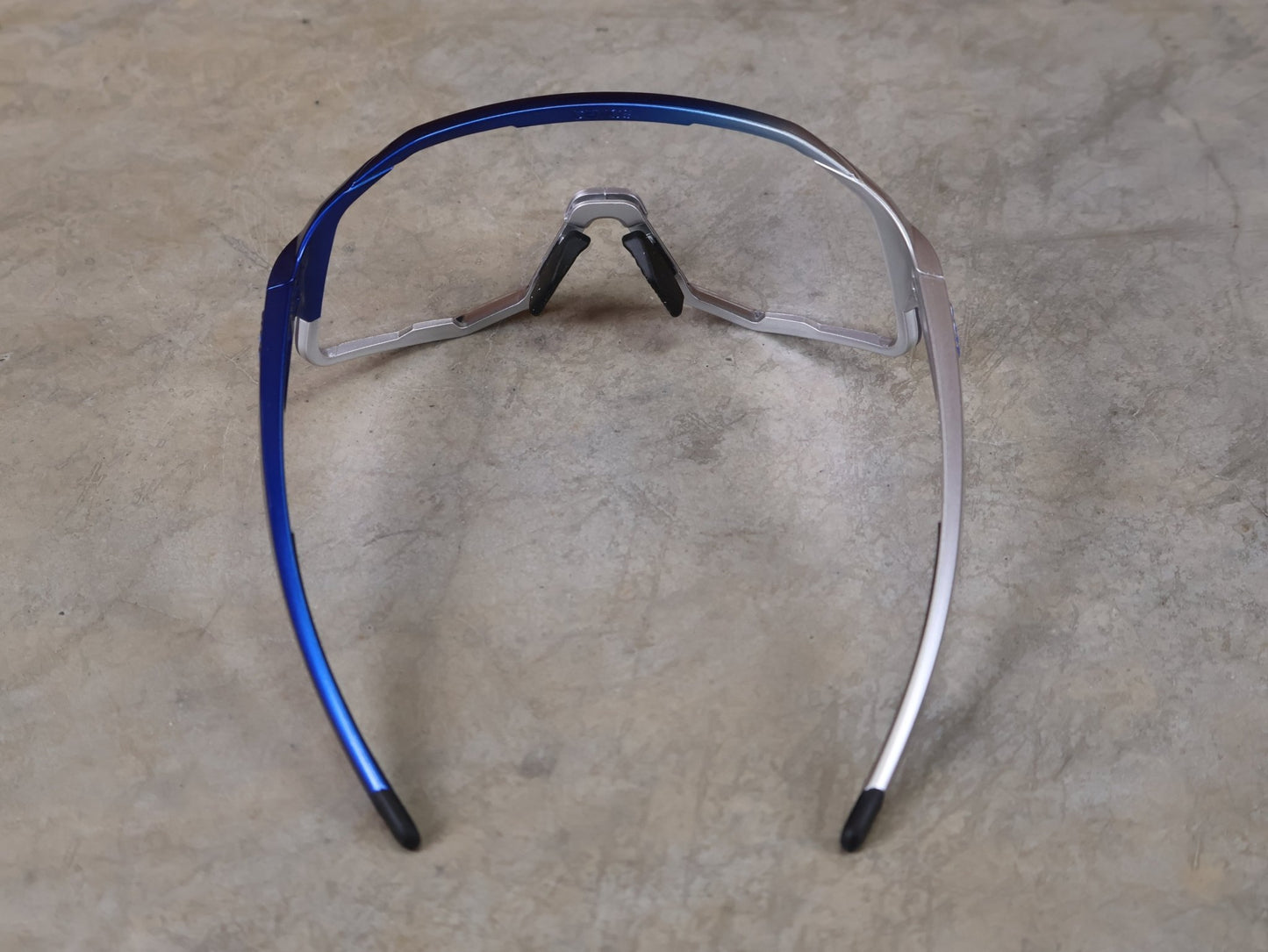 Brillen von Koo, KOO RED BULL - BORA HANSGROHE DEMOS SONNENBRILLE / CLEAR SMOKE vor USEDBIKES - OB.DE Hintergrund