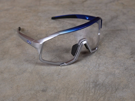 Brillen von Koo, KOO RED BULL - BORA HANSGROHE DEMOS SONNENBRILLE / CLEAR SMOKE vor USEDBIKES - OB.DE Hintergrund