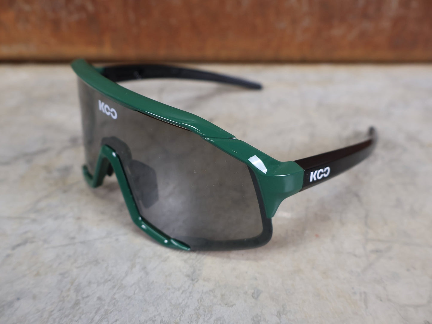 Brillen von Koo, KOO RED BULL - BORA HANSGROHE DEMOS SONNENBRILLE / LEADER EDITION SPRINT JERSEY GRÜN vor USEDBIKES - OB.DE Hintergrund
