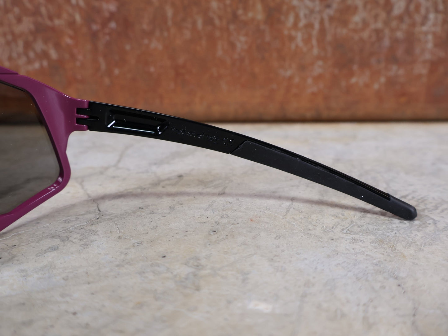 Brillen von Koo, KOO RED BULL - BORA HANSGROHE DEMOS SONNENBRILLE / MAGLIA CICLAMINO vor USEDBIKES - OB.DE Hintergrund