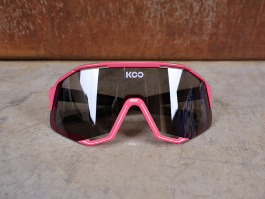 Brillen von Koo, KOO RED BULL - BORA HANSGROHE DEMOS SONNENBRILLE / MAGLIA ROSA vor USEDBIKES - OB.DE Hintergrund