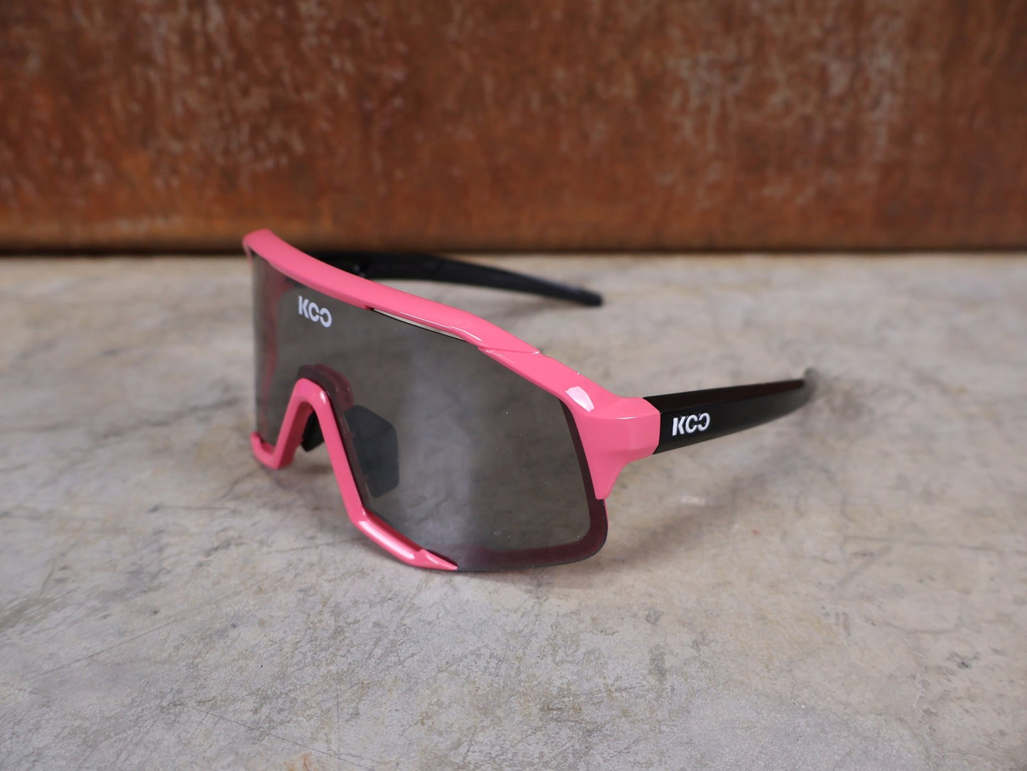 Brillen von Koo, KOO RED BULL - BORA HANSGROHE DEMOS SONNENBRILLE / MAGLIA ROSA vor USEDBIKES - OB.DE Hintergrund