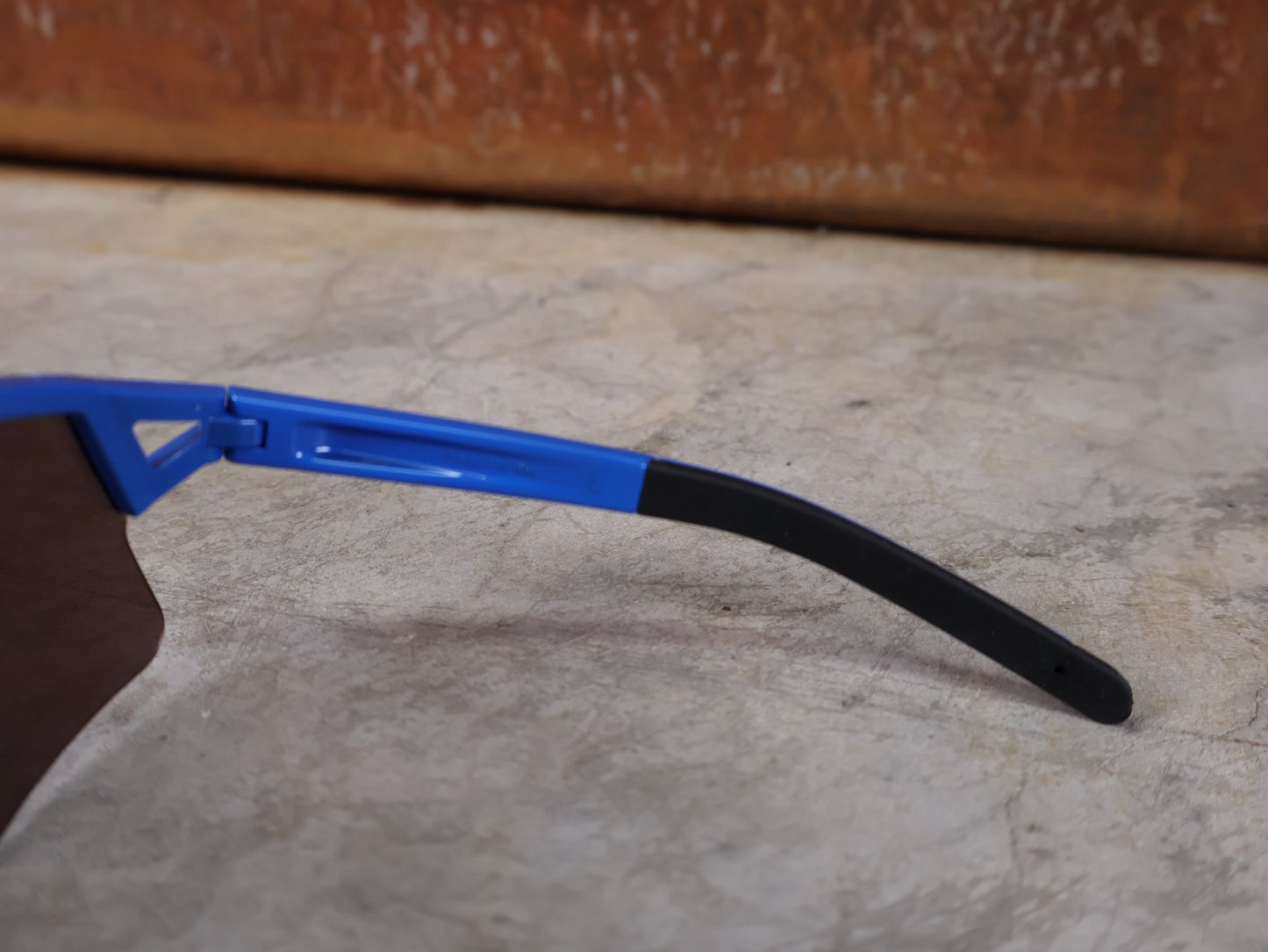 Brillen von Koo, KOO RED BULL - BORA HANSGROHE HYPE SONNENBRILLE / LEADER EDITION BLAU vor USEDBIKES - OB.DE Hintergrund