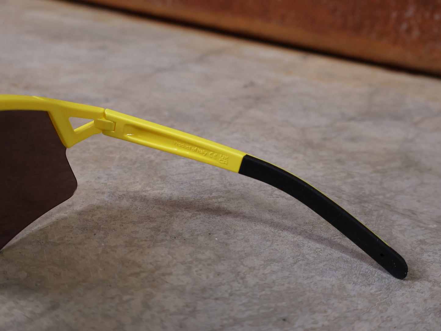 Brillen von Koo, KOO RED BULL - BORA HANSGROHE HYPE SONNENBRILLE / LEADER EDITION GELB vor USEDBIKES - OB.DE Hintergrund