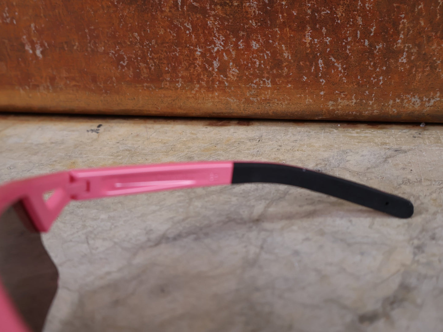 Brillen von Koo, KOO RED BULL - BORA HANSGROHE HYPE SONNENBRILLE / LEADER EDITION PINK vor USEDBIKES - OB.DE Hintergrund