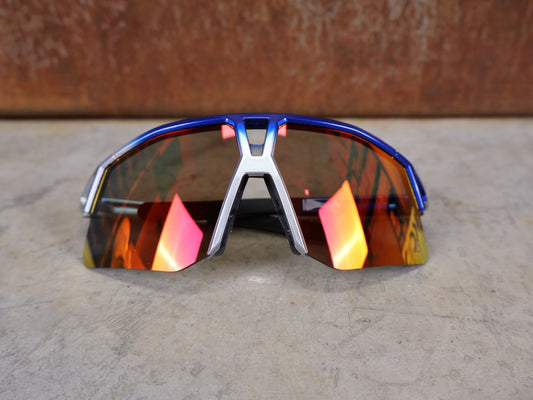 Brillen von Koo, KOO RED BULL - BORA HANSGROHE HYPE SONNENBRILLE / RED MIRROR vor USEDBIKES - OB.DE Hintergrund