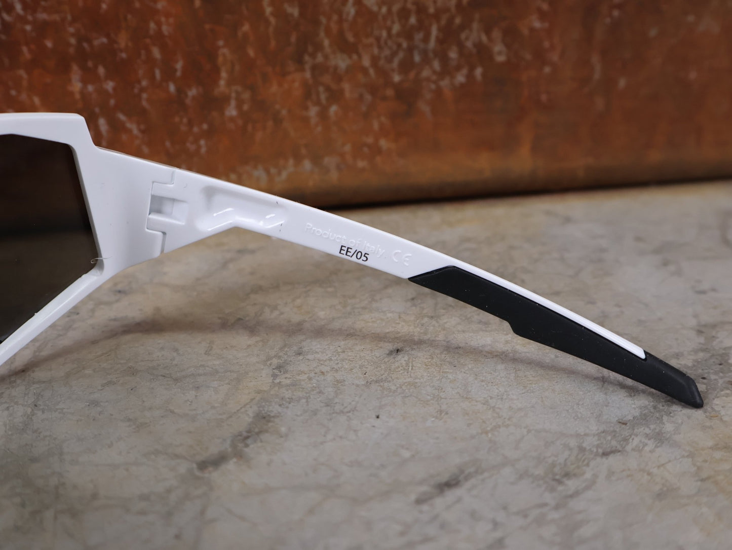 Brillen von Koo, KOO RED BULL - BORA HANSGROHE SPECTRO SONNENBRILLE / CHAMPION EDITION WEISS vor USEDBIKES - OB.DE Hintergrund