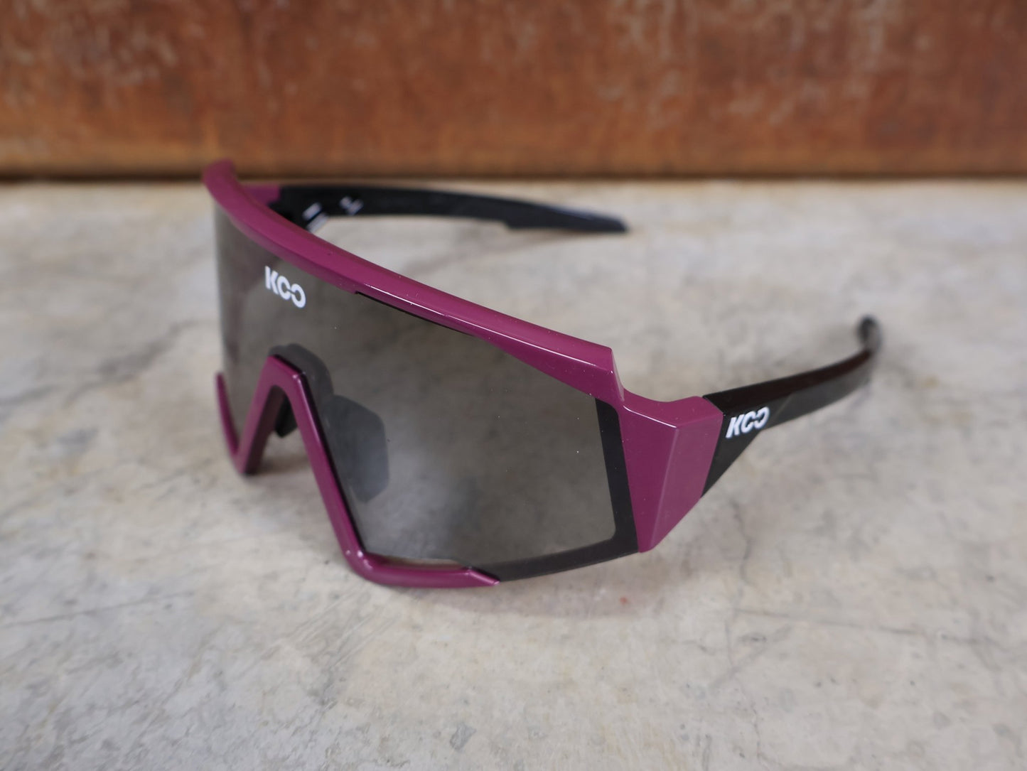 Brillen von Koo, KOO RED BULL - BORA HANSGROHE SPECTRO SONNENBRILLE / LEADER EDITION MAGLIA CICLAMINO vor USEDBIKES - OB.DE Hintergrund