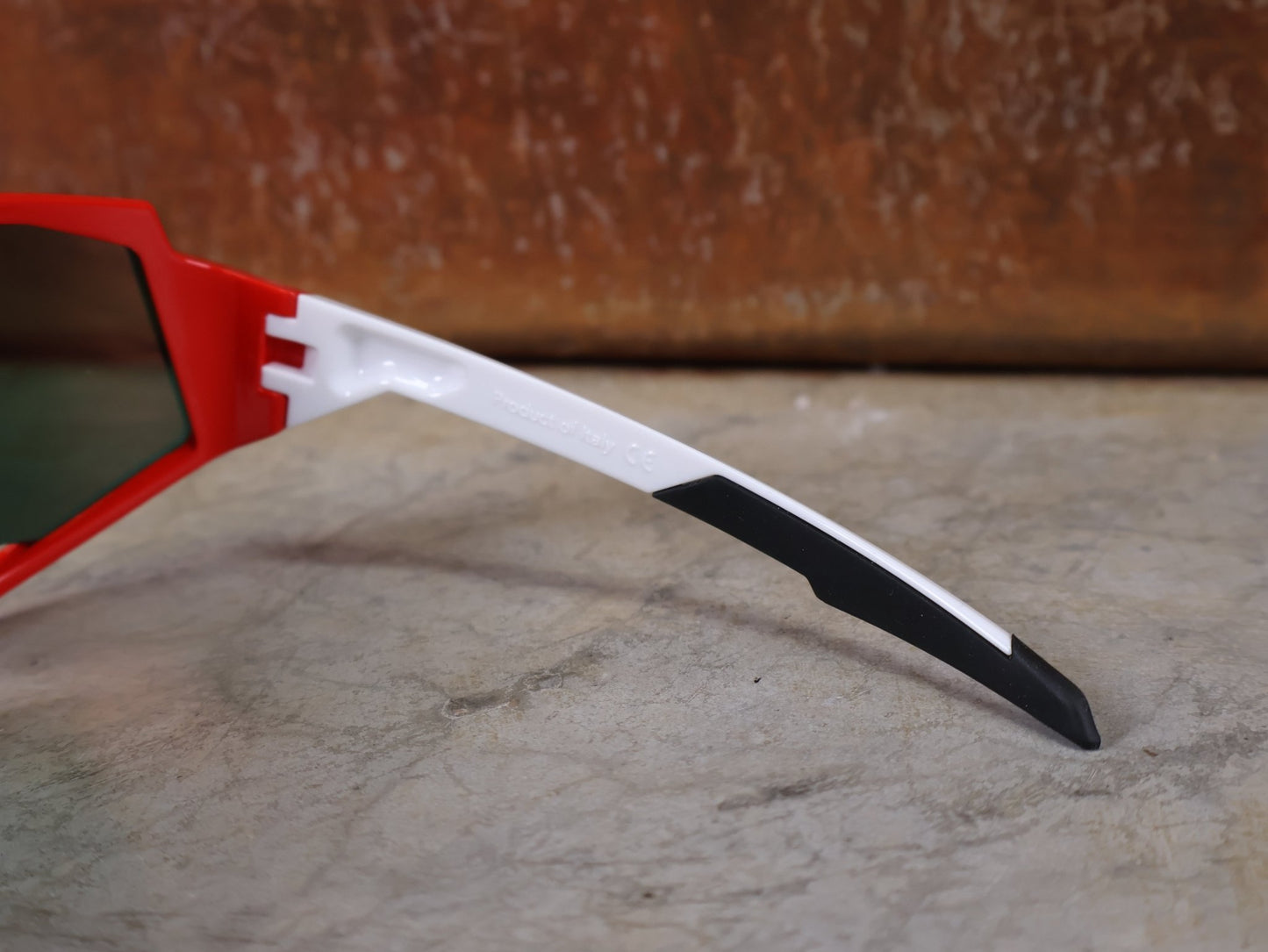 Brillen von Koo, KOO RED BULL - BORA HANSGROHE SPECTRO SONNENBRILLE / LEADER EDITION RED POLKA vor USEDBIKES - OB.DE Hintergrund