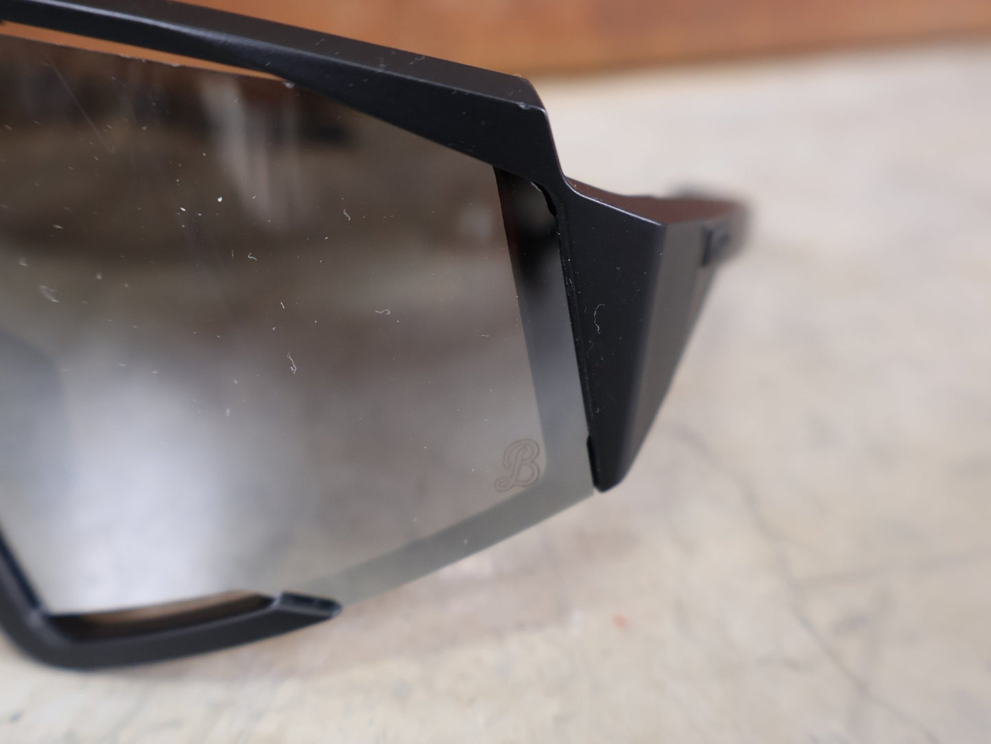 Brillen von Koo, KOO RED BULL - BORA HANSGROHE SPECTRO SONNENBRILLE / SCHWARZ MATT vor USEDBIKES - OB.DE Hintergrund