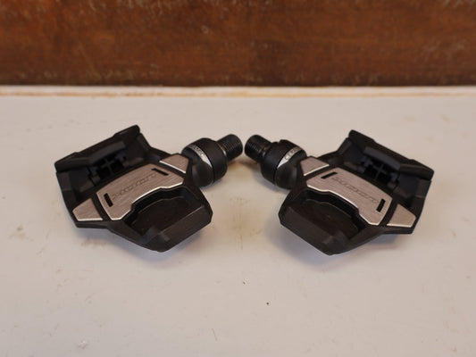 Pedale von Look, LOOK KEO BLADE CERAMIC PEDALE 12 NM CARBON / RENNRADPEDAL vor USEDBIKES-OB.DE Hintergrund