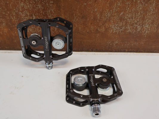 Pedale von magped, MAGPED ENDURO2 / 150N MAGNETPEDALE / SCHWARZ GRAU / MTB FLAT PEDALE vor USEDBIKES-OB.DE Hintergrund