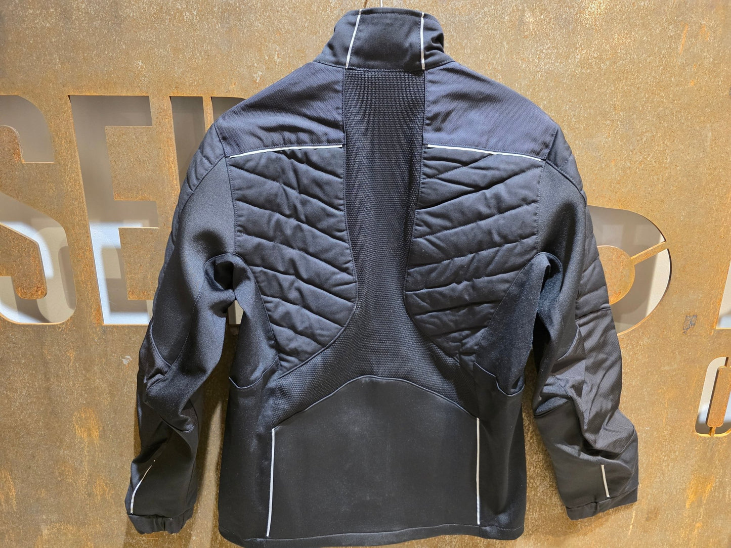 Freizeitbekleidung - BOH von Mewa, MEWA RED BULL - BORA HANSGROHE PEAK ARBEITSJACKE STAFF / HERREN in variant_title vor USEDBIKES - OB.DE Hintergrund