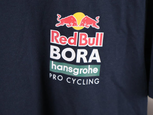 Freizeitbekleidung - BOH von Mewa, MEWA RED BULL - BORA PRO CYCLING TEAM STAFF T - SHIRT BLAU vor USEDBIKES - OB.DE Hintergrund