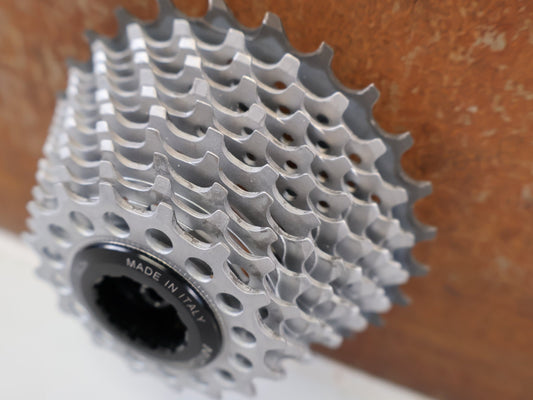 Kassette & Zahnkränze von Miche, MICHE LIGHT PRIMATO 11 FACH KASSETTE 16-27 Z SHIMANO vor USEDBIKES-OB.DE Hintergrund