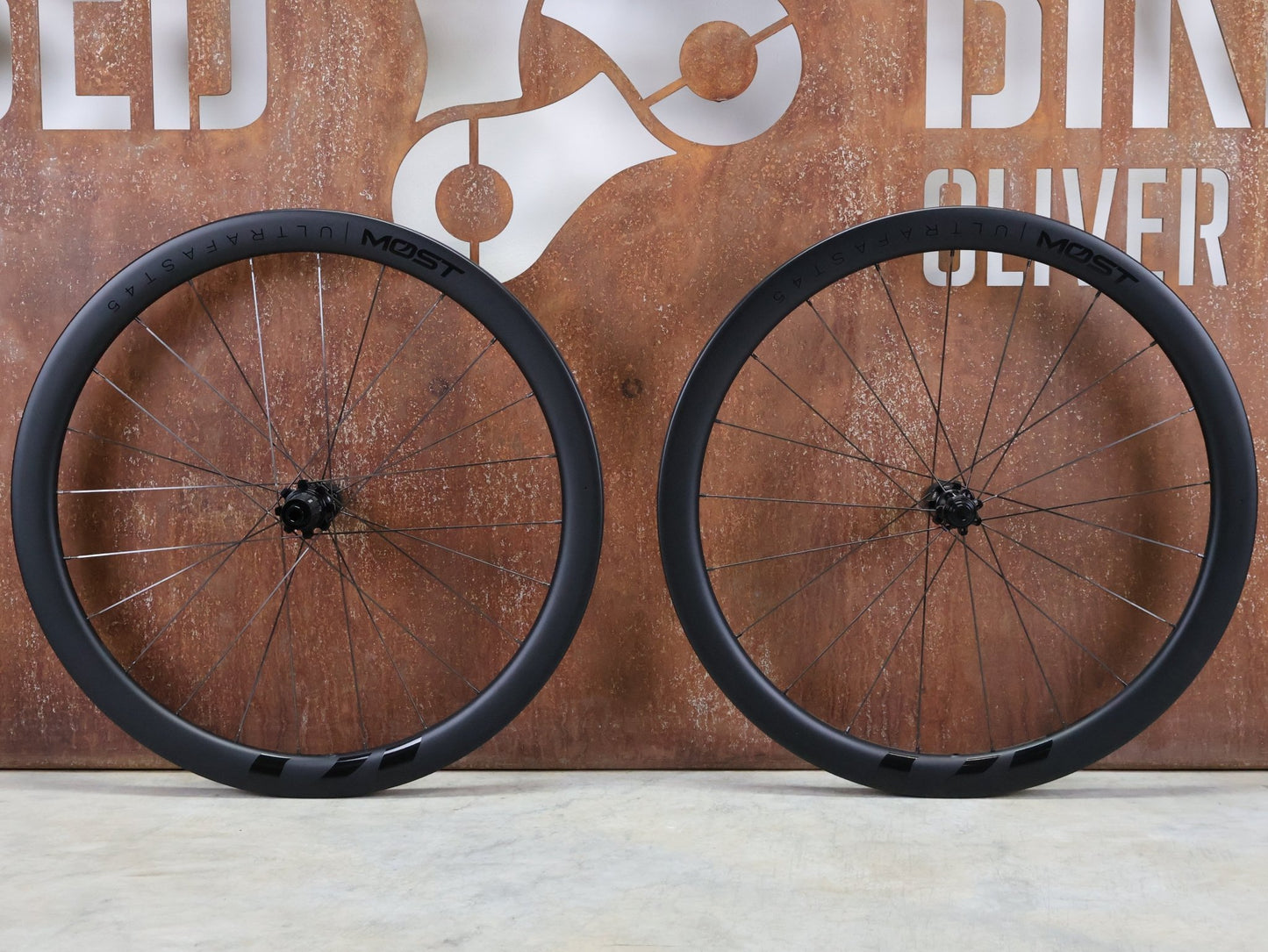 Laufrad/Laufradsatz von Most, MOST ULTRAFAST 45 TLR DB LAUFRADSATZ DISC vor USEDBIKES - OB.DE Hintergrund