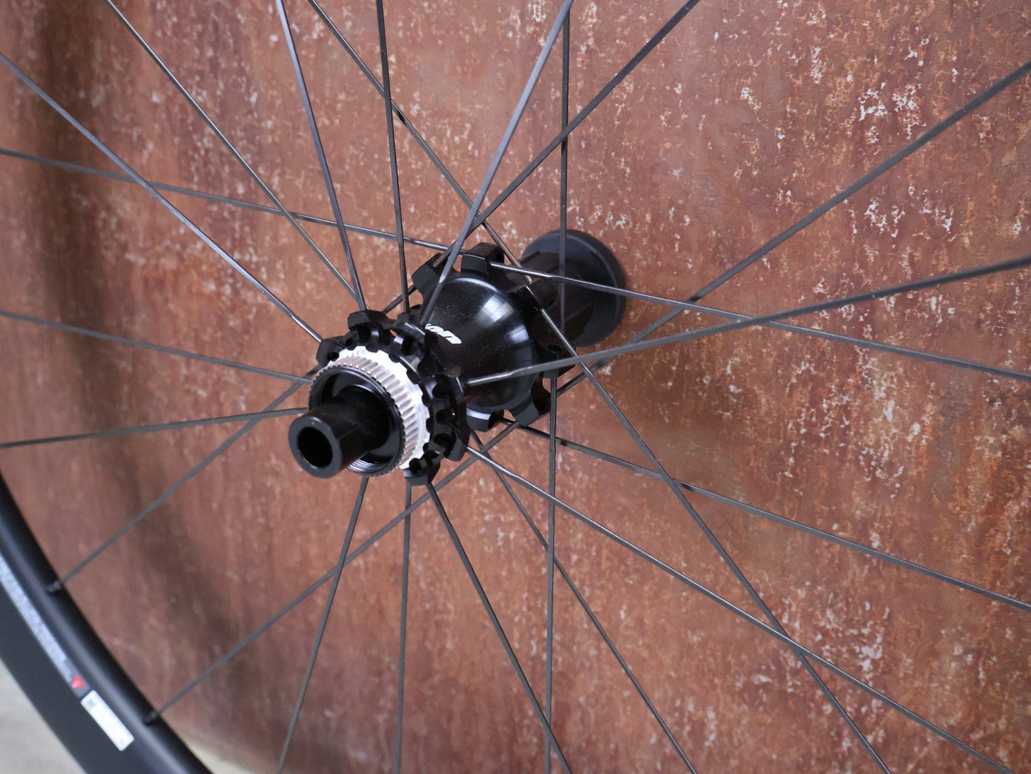 Laufrad/Laufradsatz von Most, MOST ULTRAFAST 45 TLR DB LAUFRADSATZ DISC vor USEDBIKES - OB.DE Hintergrund