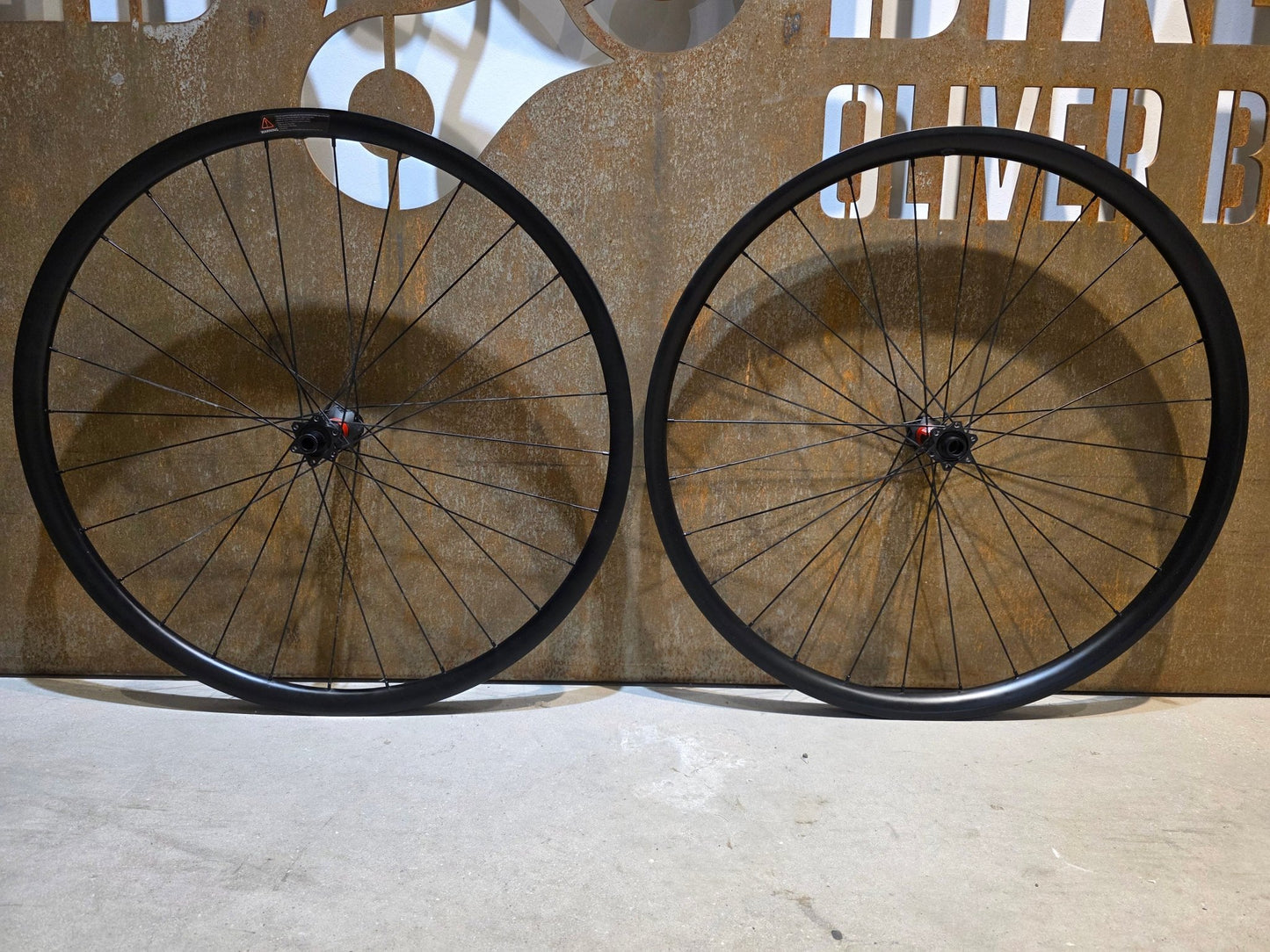 Laufrad/Laufradsatz von Mse, MSE 29 ZOLL CARBON LAUFRADSATZ BOOST 6 - LOCH DISC vor USEDBIKES - OB.DE Hintergrund