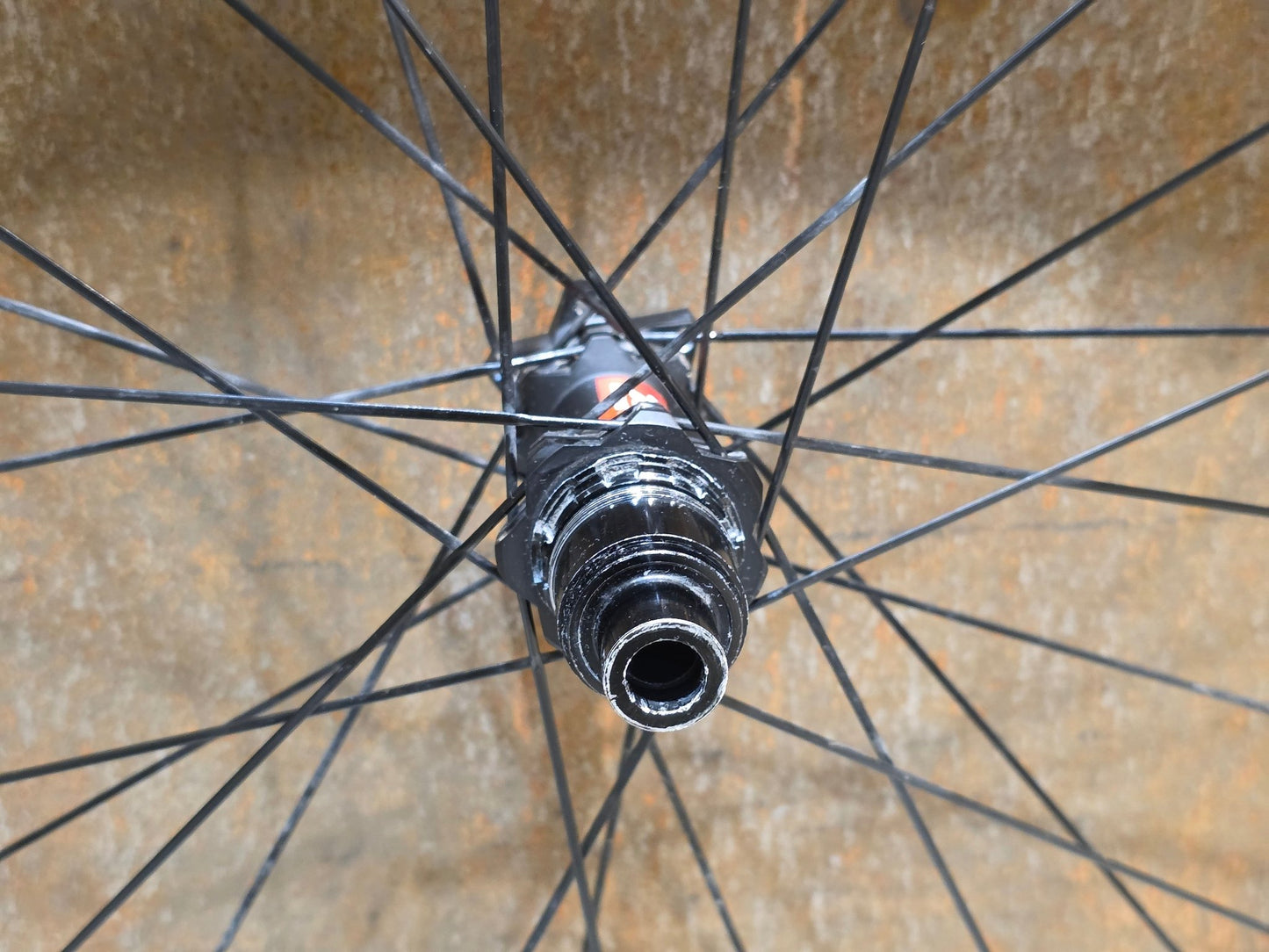 Laufrad/Laufradsatz von Mse, MSE 29 ZOLL CARBON LAUFRADSATZ BOOST 6 - LOCH DISC vor USEDBIKES - OB.DE Hintergrund
