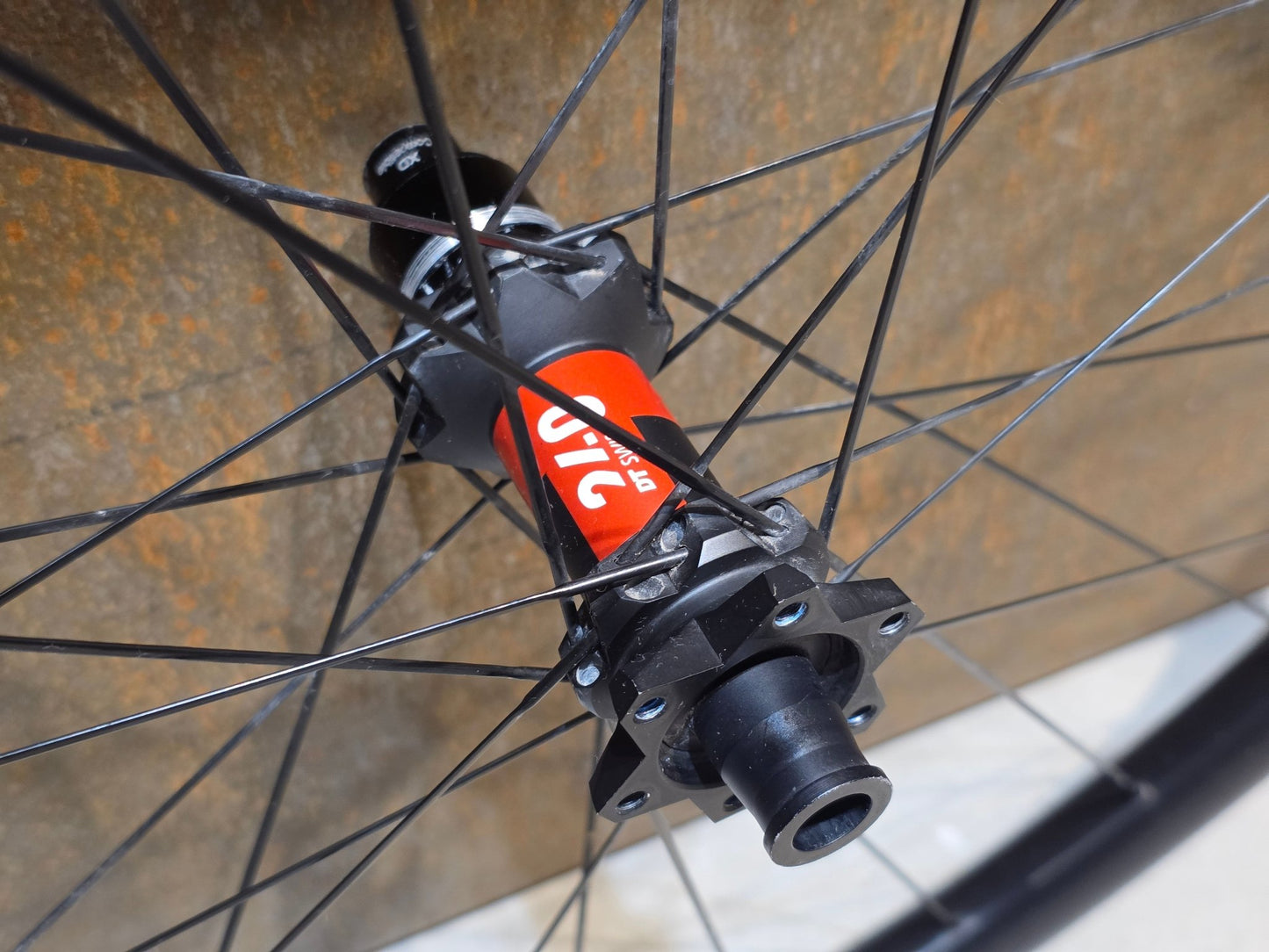 Laufrad/Laufradsatz von Mse, MSE 29 ZOLL CARBON LAUFRADSATZ BOOST 6 - LOCH DISC vor USEDBIKES - OB.DE Hintergrund