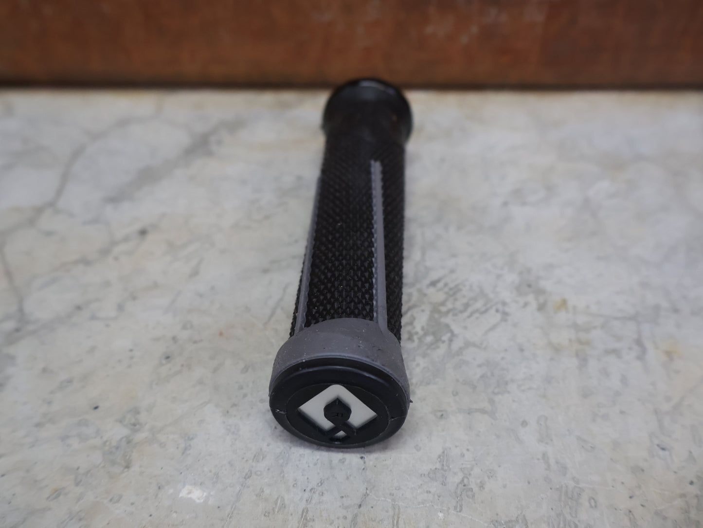 Griffe und Lenkerbänder von Odi, ODI AG - 1 LOCK - ON 2.1 MTB GRIFFE – 135 MM / BLACK - GRAPHITE – AARON GWIN SIGNATURE vor USEDBIKES - OB.DE Hintergrund