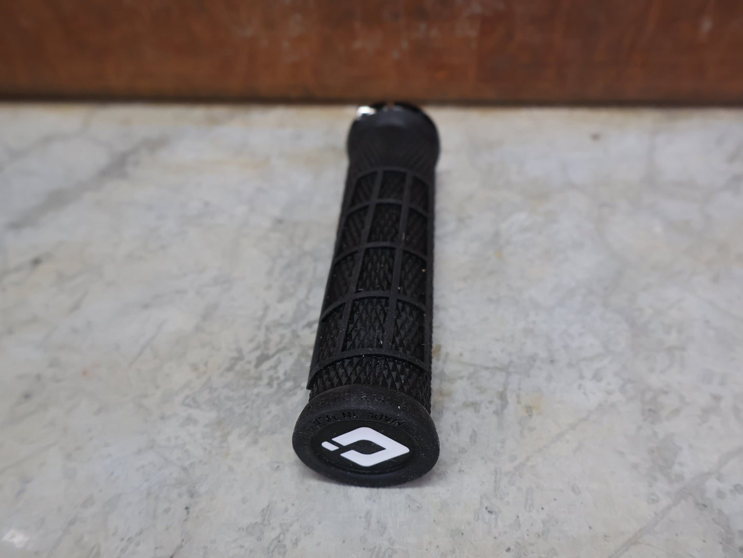 Griffe und Lenkerbänder von Odi, ODI ELITE FLOW LOCK - ON 2.1 GRIPS 130 MM BLACK - BLACK – D33EFB - B vor USEDBIKES - OB.DE Hintergrund