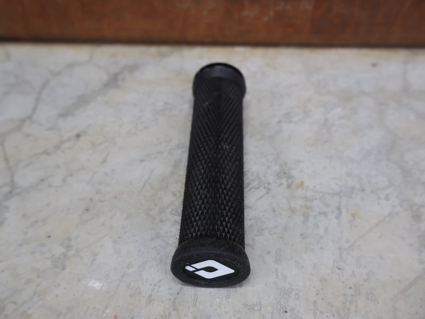 Griffe und Lenkerbänder von Odi, ODI ELITE MOTION LOCK - ON GRIPS 130 MM BLACK - BLACK – D33MTB - B vor USEDBIKES - OB.DE Hintergrund