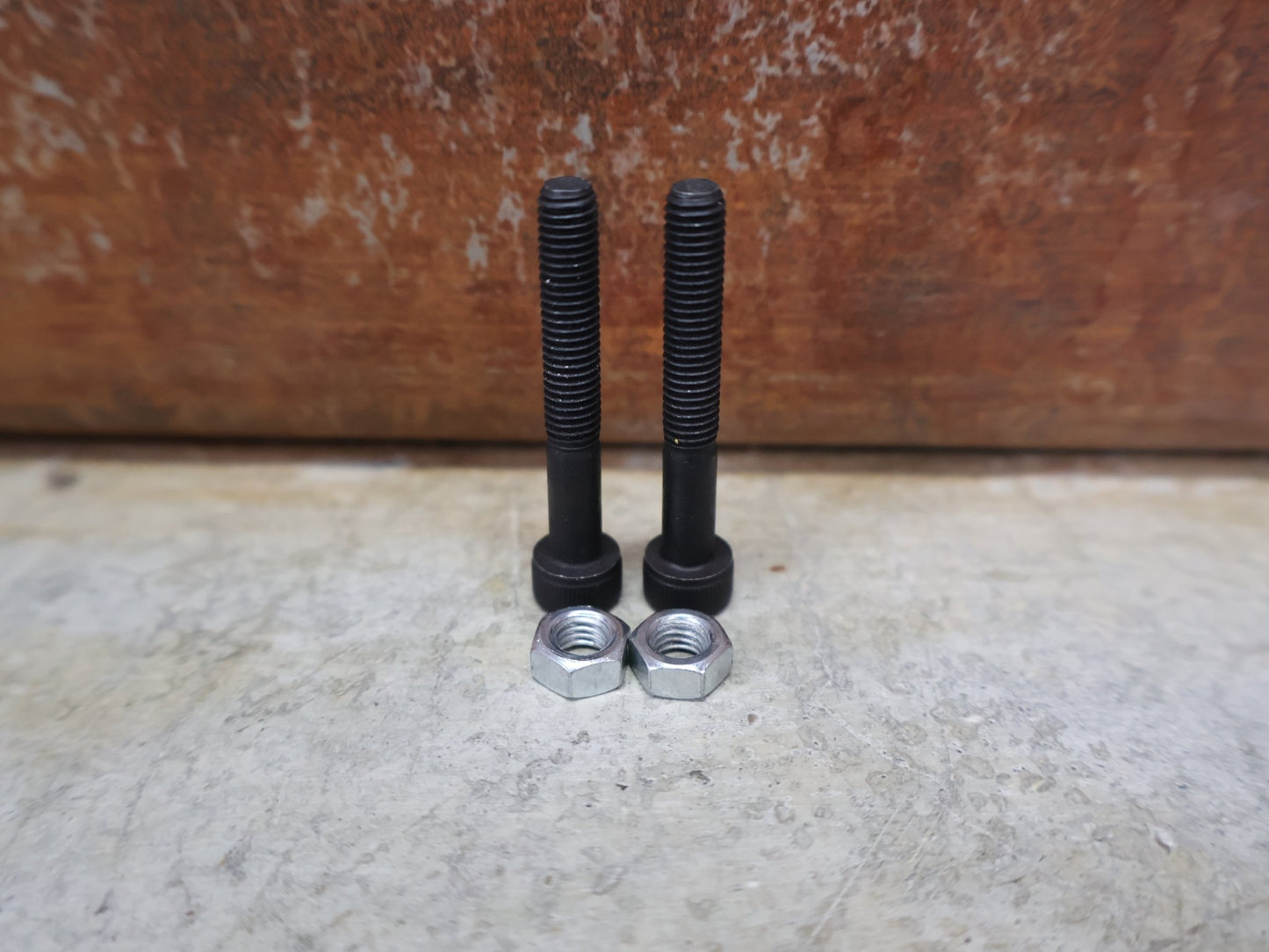 Griffe und Lenkerbänder von Odi, ODI LENKERSTOPFEN – ALUMINIUM / ROT / UNIVERSAL / F71APR vor USEDBIKES - OB.DE Hintergrund