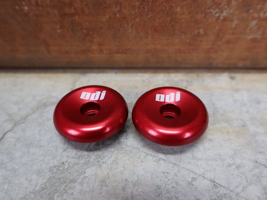 Griffe und Lenkerbänder von Odi, ODI LENKERSTOPFEN – ALUMINIUM / ROT / UNIVERSAL / F71APR vor USEDBIKES - OB.DE Hintergrund