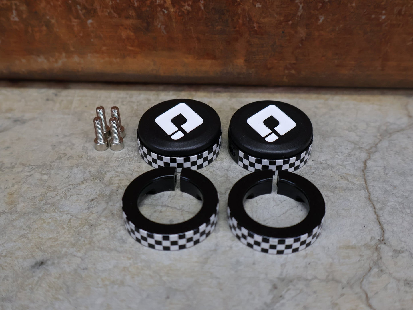 Griffe und Lenkerbänder von Odi, ODI VANS LOCK - ON GRIPS 130 MM BLACK/WHITE – D30VNB - BC vor USEDBIKES - OB.DE Hintergrund