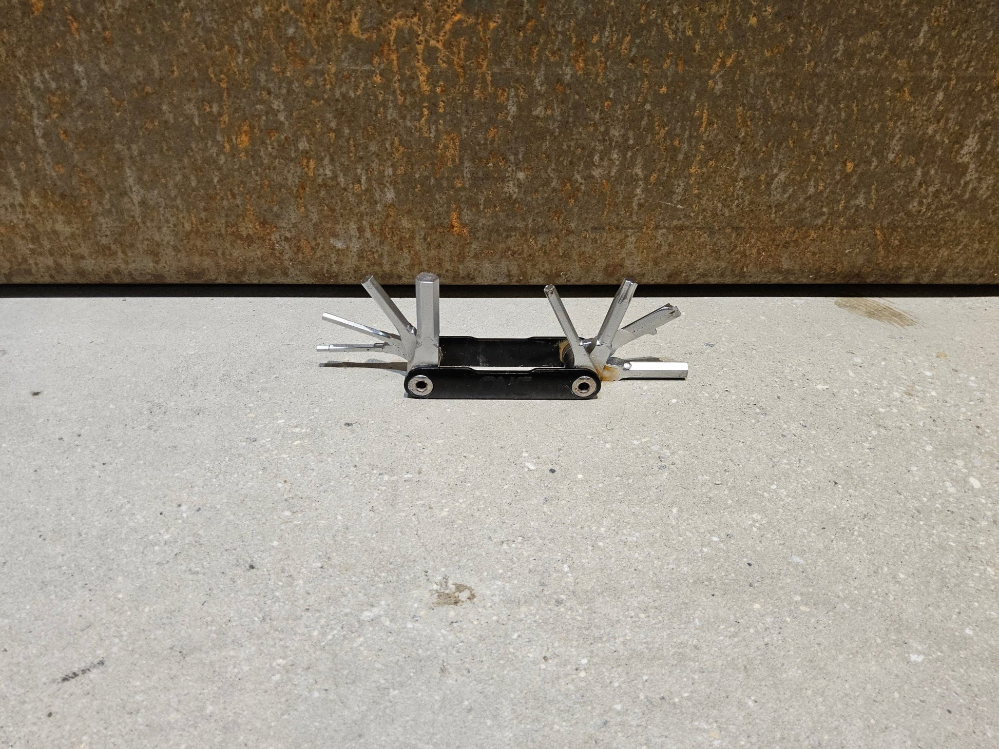 Luftpumpen & Werkzeug von OneUp, ONEUP EDC LITE TOOL / MINITOOL vor USEDBIKES - OB.DE Hintergrund