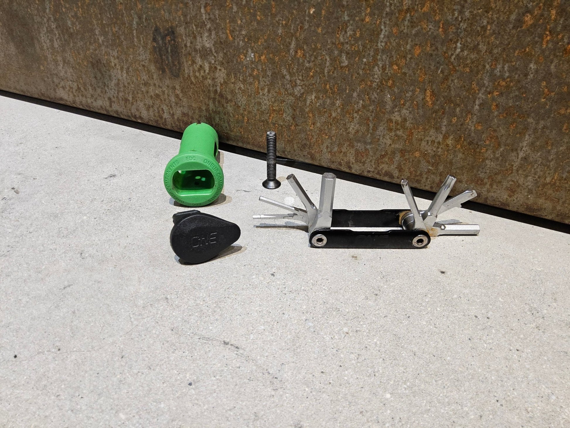 Luftpumpen & Werkzeug von OneUp, ONEUP EDC LITE TOOL / MINITOOL vor USEDBIKES - OB.DE Hintergrund