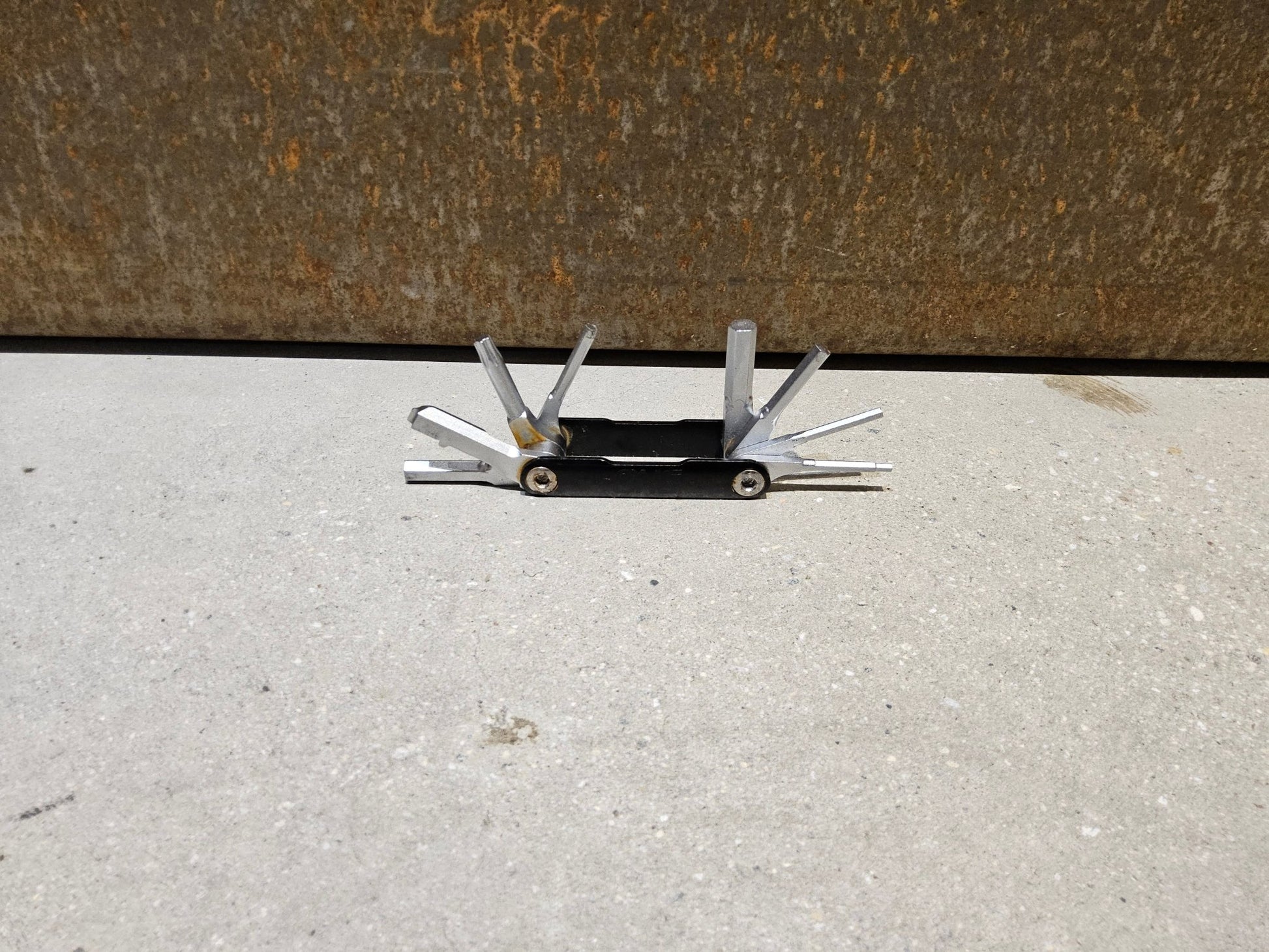 Luftpumpen & Werkzeug von OneUp, ONEUP EDC LITE TOOL / MINITOOL vor USEDBIKES - OB.DE Hintergrund