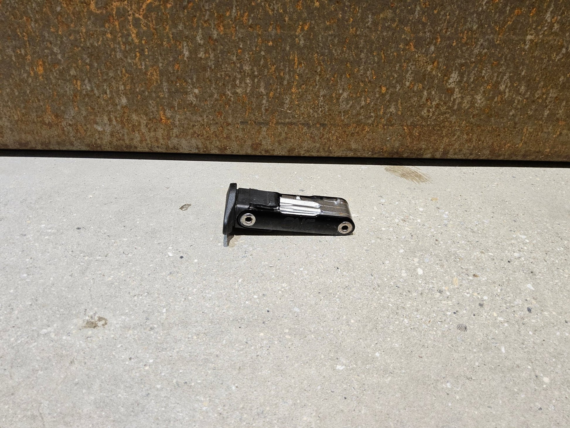 Luftpumpen & Werkzeug von OneUp, ONEUP EDC LITE TOOL / MINITOOL vor USEDBIKES - OB.DE Hintergrund