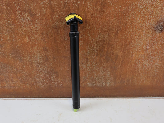 Sattelstütze von OneUp, ONEUP V2 DROPPER POST 30.9MM 210MM VARIOSSATTELSTÜTZE 1C0560 vor USEDBIKES-OB.DE Hintergrund