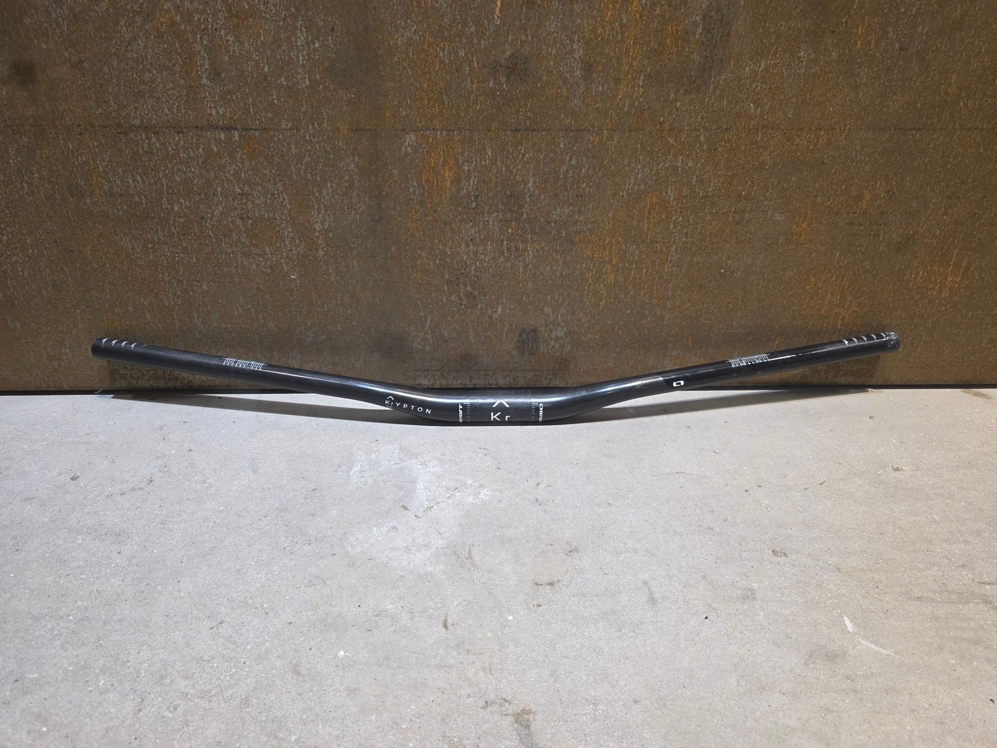 Lenker von ONOFF, ONOFF COMPONENTS KRYPTON 1.0 LENKER 31.8MM / 800MM vor USEDBIKES - OB.DE Hintergrund