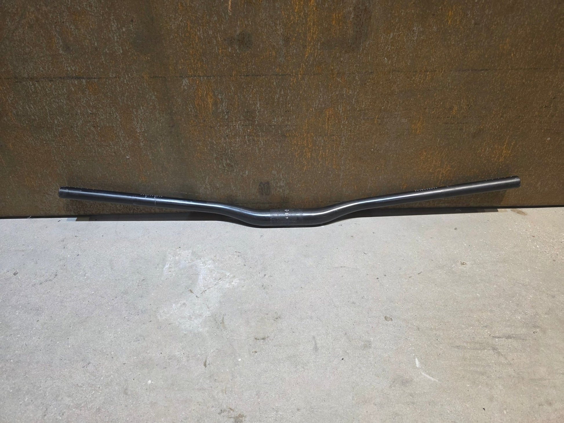 Lenker von ONOFF, ONOFF COMPONENTS KRYPTON 1.0 LENKER 31.8MM / 800MM vor USEDBIKES - OB.DE Hintergrund