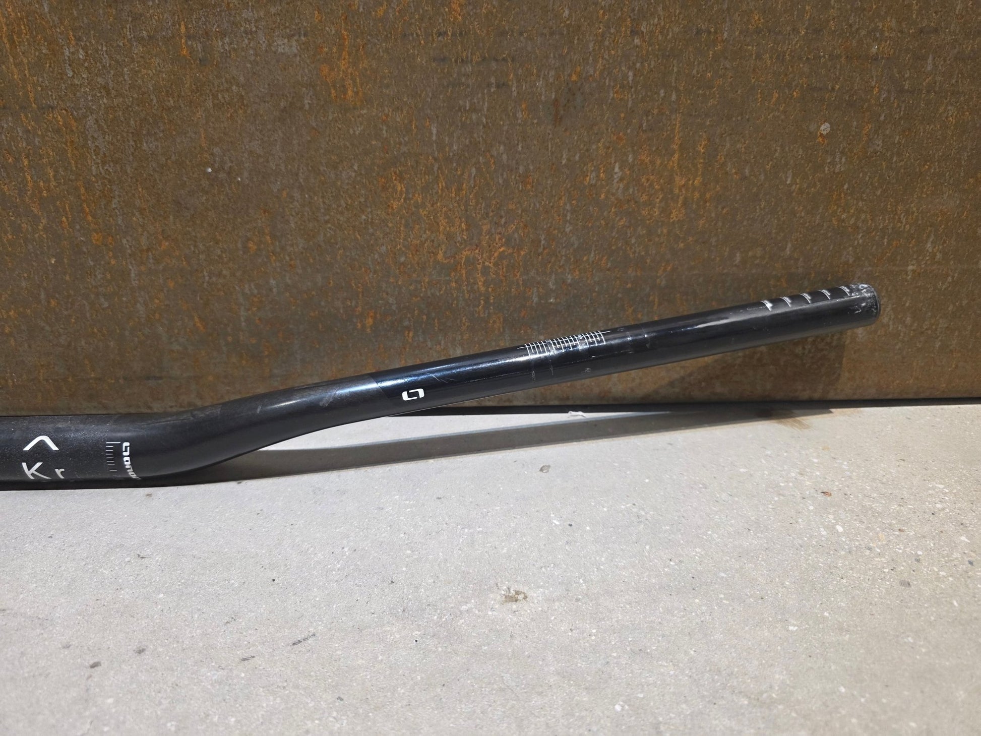 Lenker von ONOFF, ONOFF COMPONENTS KRYPTON 1.0 LENKER 31.8MM / 800MM vor USEDBIKES - OB.DE Hintergrund