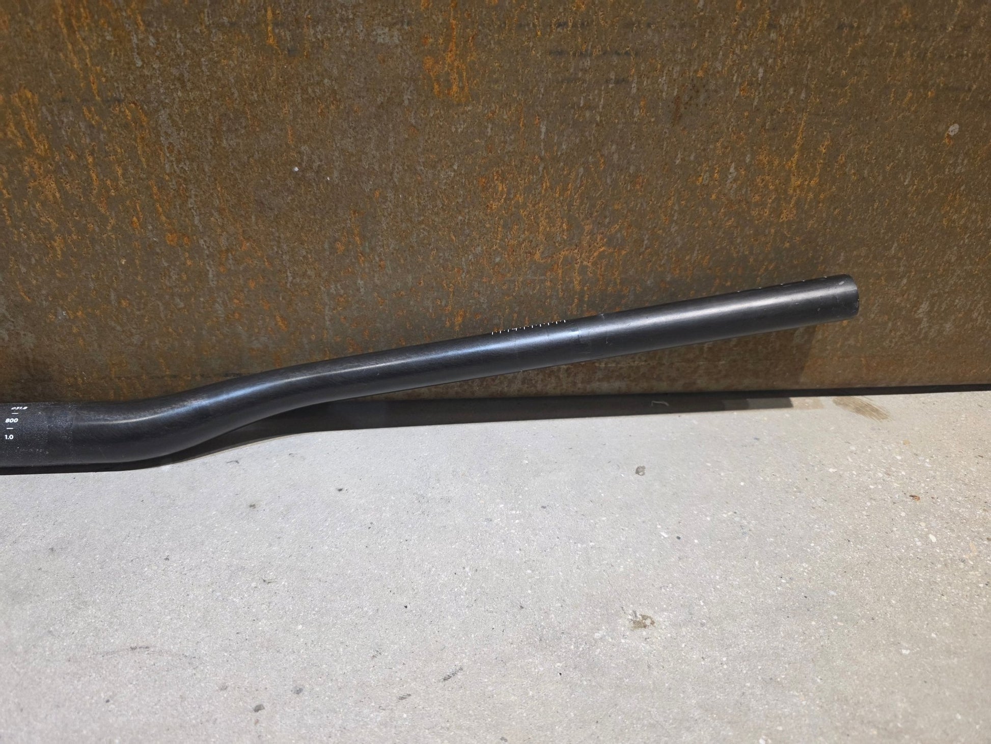 Lenker von ONOFF, ONOFF COMPONENTS KRYPTON 1.0 LENKER 31.8MM / 800MM vor USEDBIKES - OB.DE Hintergrund