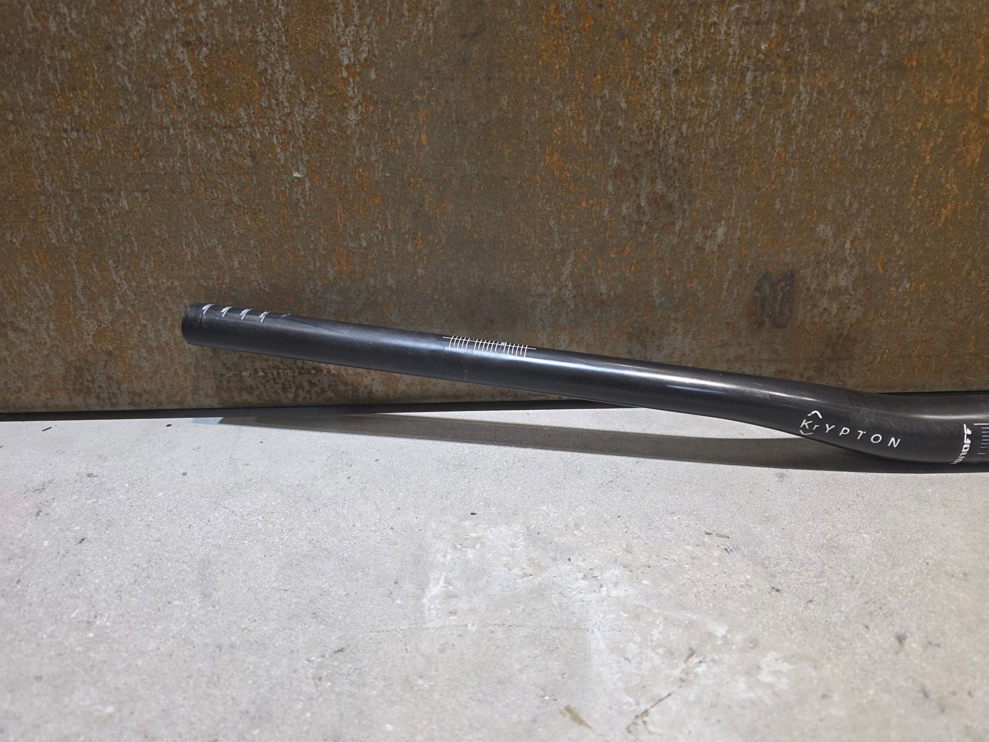 Lenker von ONOFF, ONOFF COMPONENTS KRYPTON 1.0 LENKER 31.8MM / 800MM vor USEDBIKES - OB.DE Hintergrund