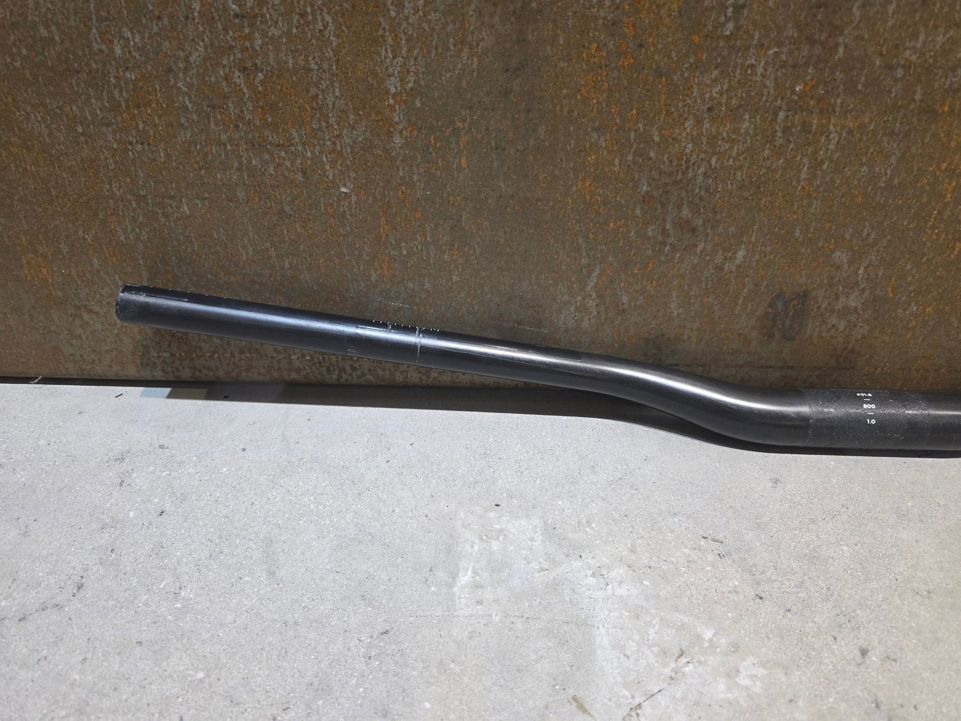 Lenker von ONOFF, ONOFF COMPONENTS KRYPTON 1.0 LENKER 31.8MM / 800MM vor USEDBIKES - OB.DE Hintergrund