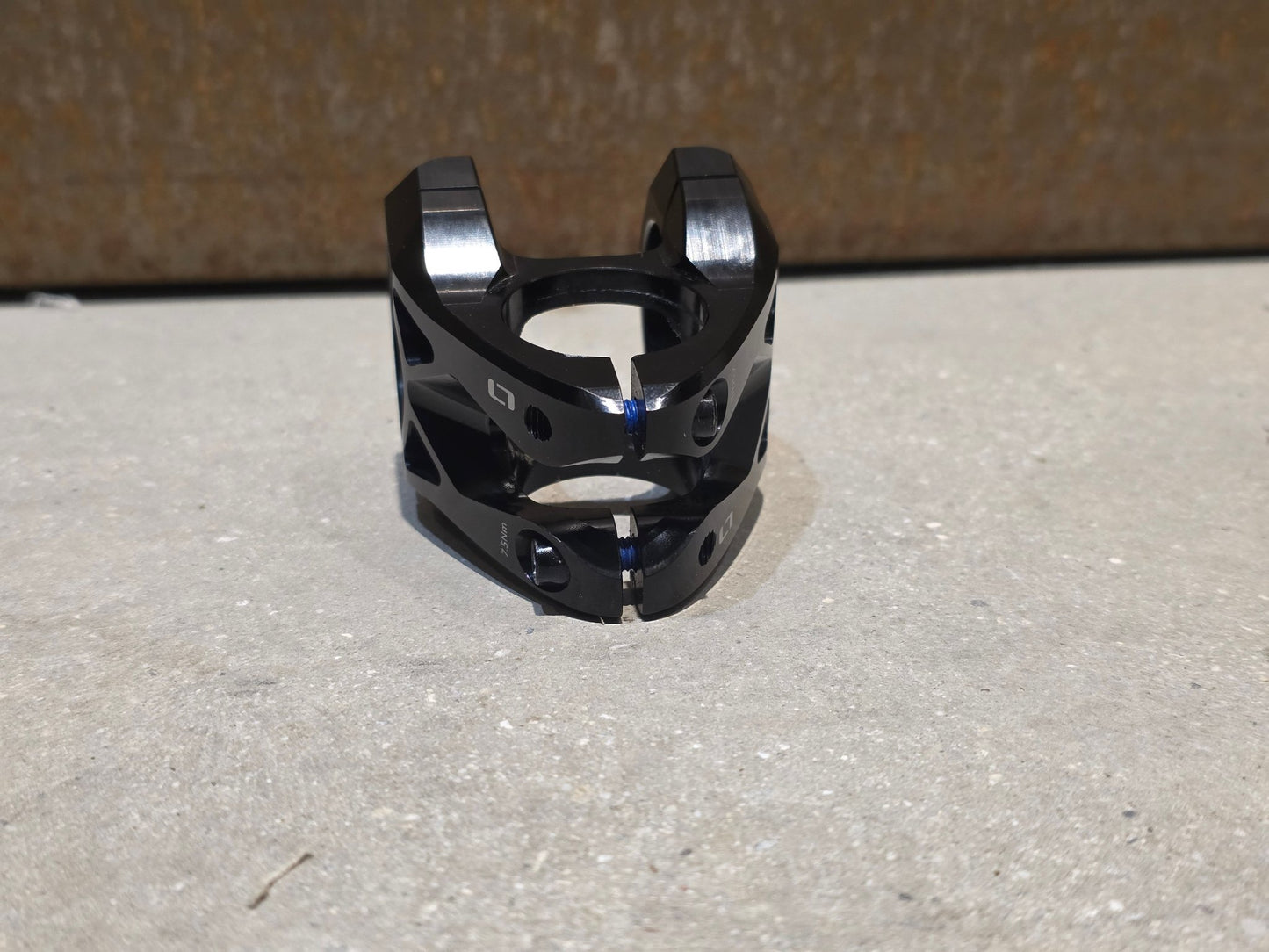 Vorbau von ONOFF, ONOFF COMPONENTS KRYPTON FG 30MM CNC VORBAU 31.8MM vor USEDBIKES - OB.DE Hintergrund