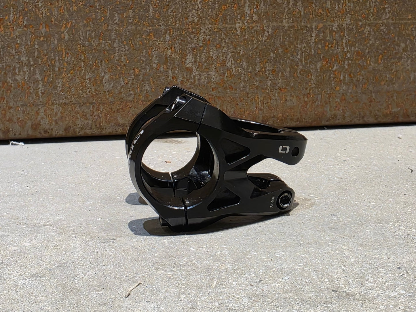 Vorbau von ONOFF, ONOFF COMPONENTS KRYPTON FG 30MM CNC VORBAU 31.8MM vor USEDBIKES - OB.DE Hintergrund